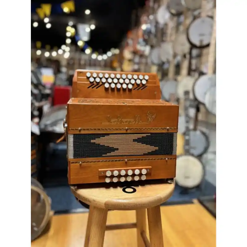 Saltarelle Pastourelle III D\\/G Melodeon, in very good condition. 2 1\\/2 row, 12 bass button box, 3 treble & New Release