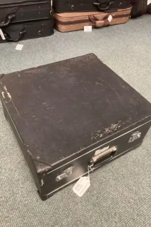 Accordion Case with white piping. Internal dim: 45x43x21 Holiday Sale