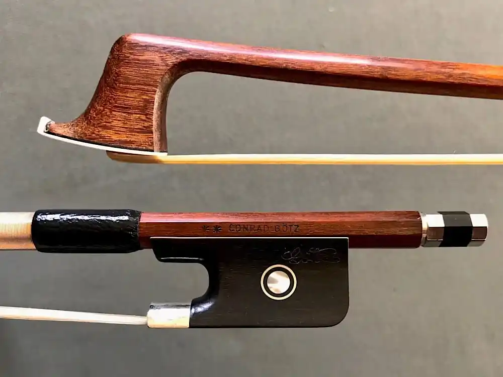 Modern **CONRAD GÖTZ nickel-mounted Pernambuco viola bow 70.3g | Metzler Violins